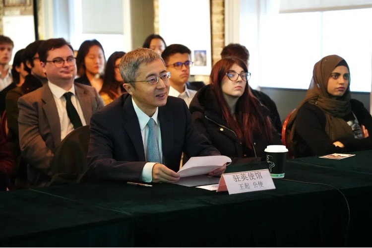 中國駐英國大使館公使王起發(fā)表講話。吳若鳴攝