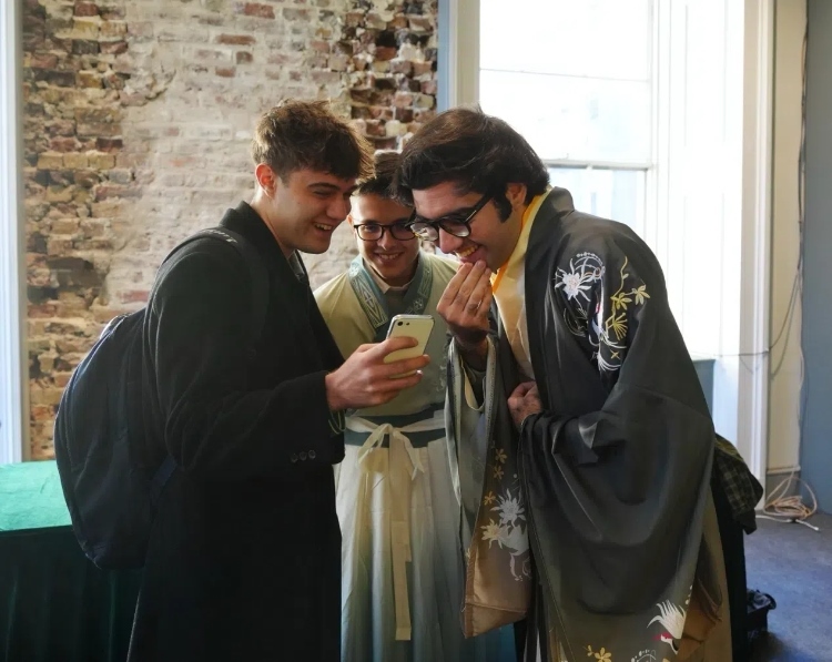 英國學(xué)生感受漢服魅力。吳若鳴攝