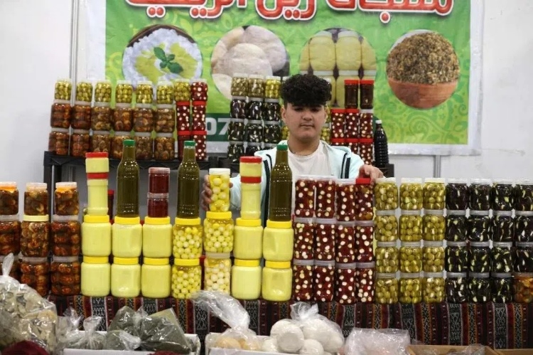 一名展商在展示各式各樣的橄欖制品。納達(dá)爾·達(dá)烏德攝