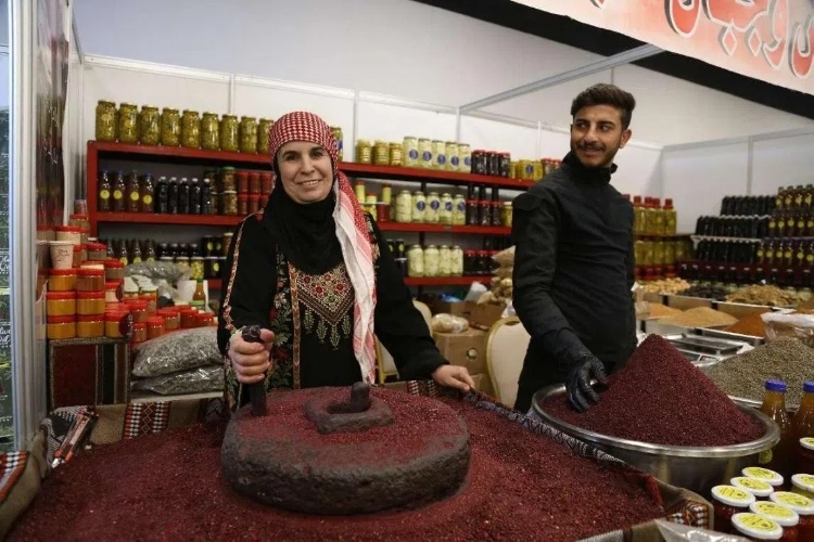 制作辣椒末的當(dāng)?shù)貗D女。納達(dá)爾·達(dá)烏德攝