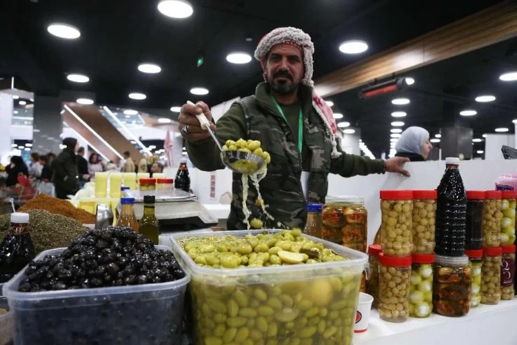 一位展商展示腌橄欖。納達(dá)爾·達(dá)烏德攝