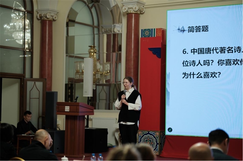 參賽選手現(xiàn)場(chǎng)答題。 俄羅斯國(guó)立人文大學(xué)孔子學(xué)院供圖