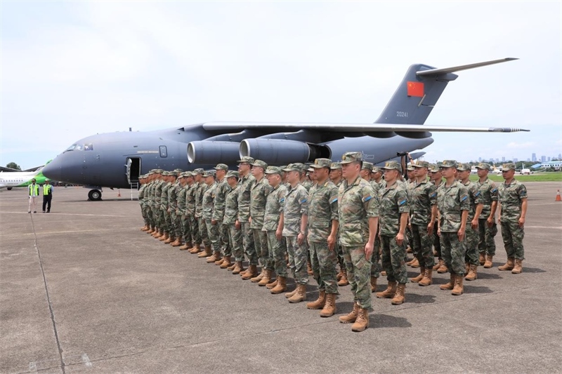 中方參演部隊(duì)搭乘運(yùn)—20運(yùn)輸機(jī)飛抵印尼國民軍空軍哈利姆機(jī)場。 龔勝祥攝