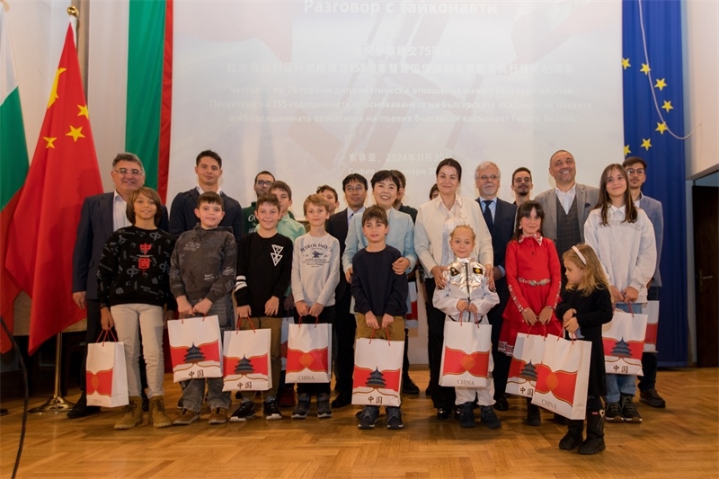 為保加利亞青少年頒發(fā)獎(jiǎng)品。中國(guó)駐保加利亞大使館供圖