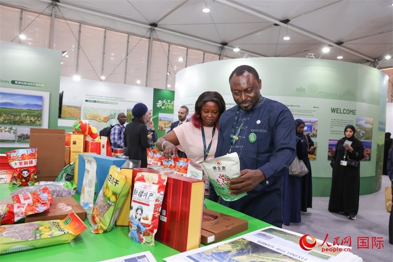 嘉賓了解中國(guó)館展示產(chǎn)品。人民網(wǎng)記者任皓宇攝