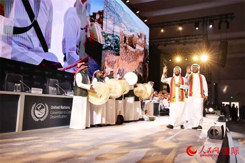《聯(lián)合國(guó)防治荒漠化公約》第十六次締約方大會(huì)2日開(kāi)幕。圖為開(kāi)幕式表演。人民網(wǎng)記者任皓宇攝