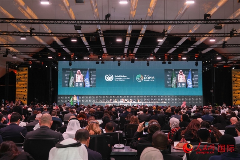 《聯(lián)合國(guó)防治荒漠化公約》第十六次締約方大會(huì)2日開(kāi)幕。圖為開(kāi)幕式現(xiàn)場(chǎng)。人民網(wǎng)記者任皓宇攝