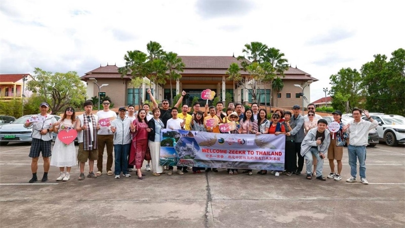 參與活動的中國游客與當?shù)靥﹪撕嫌??；顒又鬓k方供圖