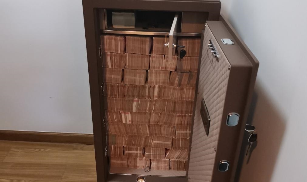 圖為警方查獲藏匿于保險(xiǎn)柜中的現(xiàn)金。（警方供圖）