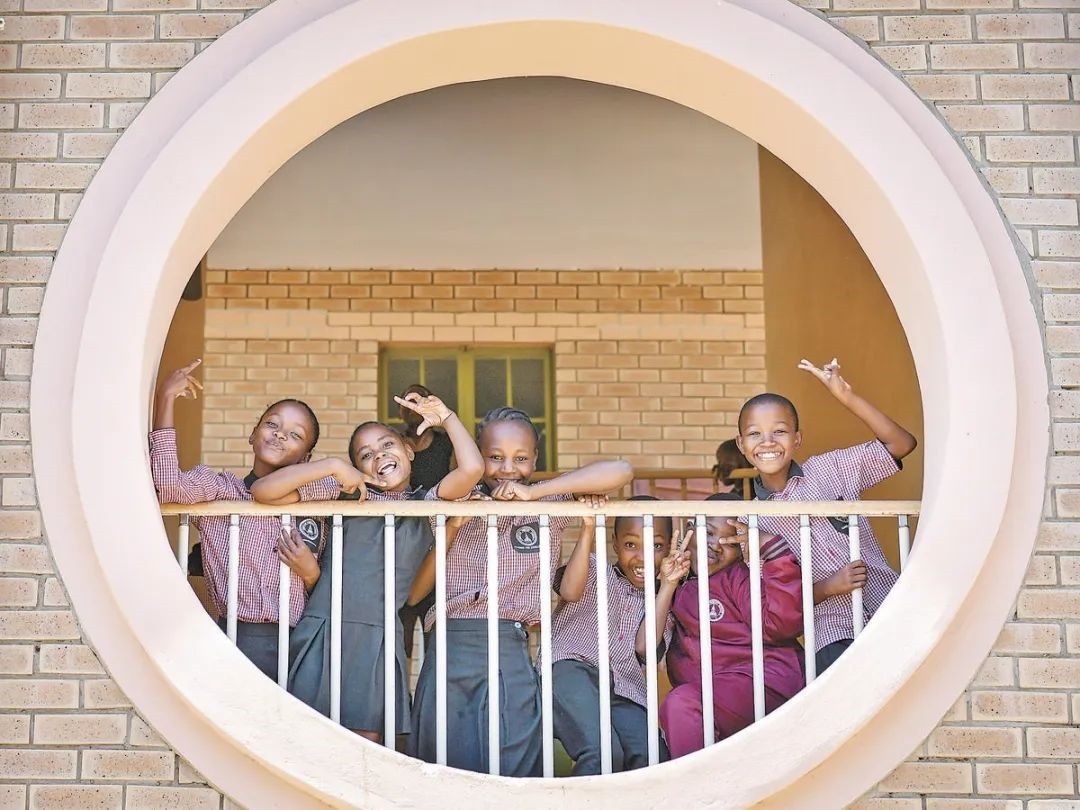 位于博茨瓦納南部的莫帕尼小學(xué)是中國援建的現(xiàn)代化學(xué)校，當(dāng)?shù)貎和慕逃龡l件因此得到改善。圖為莫帕尼小學(xué)課間休息的學(xué)生們。新華社記者 韓旭 攝