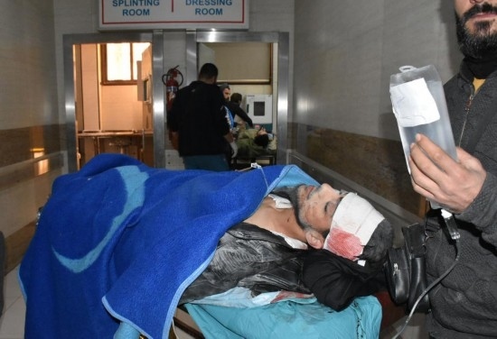 11月29日，在敘利亞阿勒頗，傷者被送往醫(yī)院接受治療。新華社發(fā)