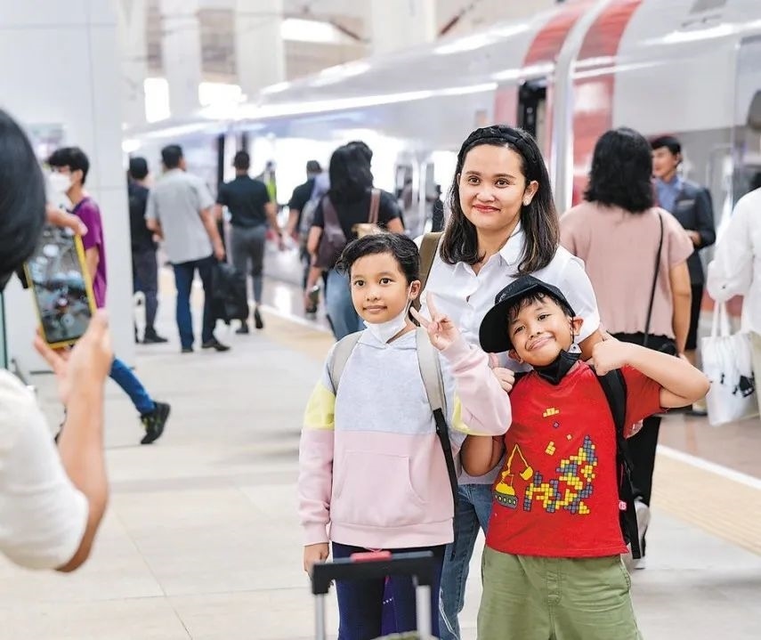 雅萬高鐵是我國在境外完成全過程勘察設(shè)計(jì)建設(shè)的首個(gè)高鐵項(xiàng)目，于去年10月17日正式開通運(yùn)營，是中印尼共建“一帶一路”合作的典范。圖為乘客在和雅萬高鐵動(dòng)車組合影留念。新華社記者 徐欽 攝