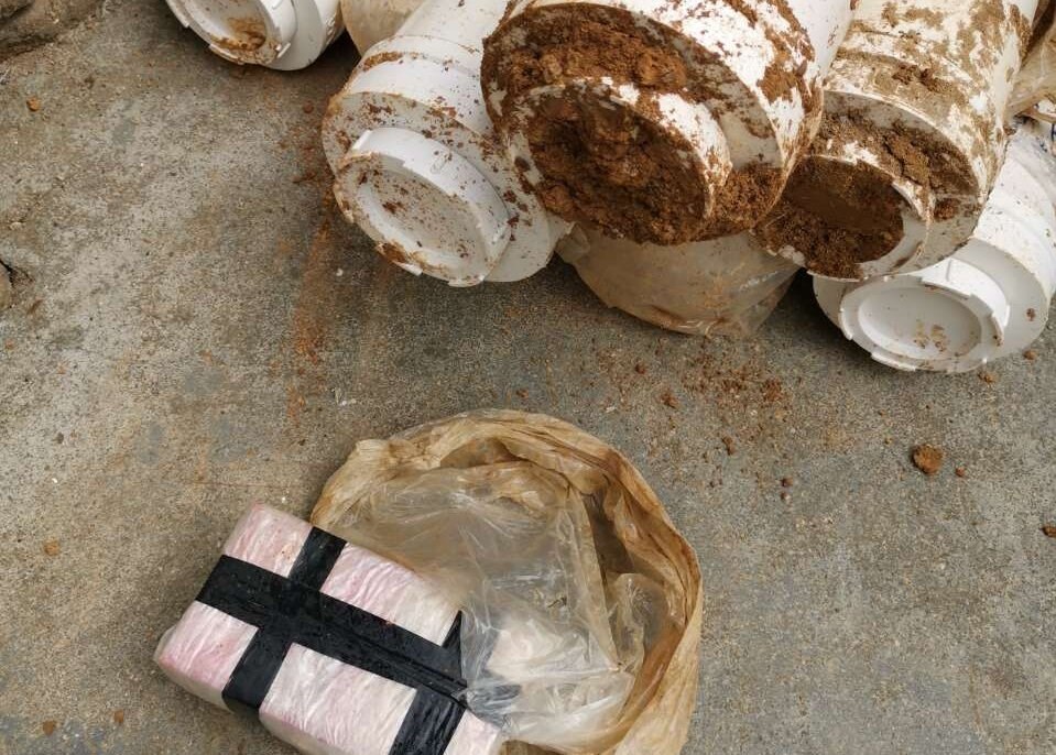 圖為警方查獲的藏匿于PVC管道中的部分現(xiàn)金。（警方供圖）