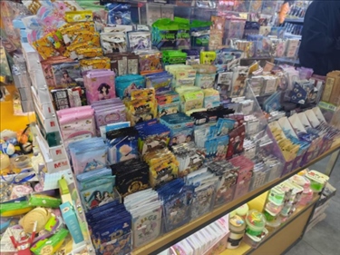 北京某文具店卡牌盲盒柜臺，未設相關提醒。人民網(wǎng)記者 黃鈺攝