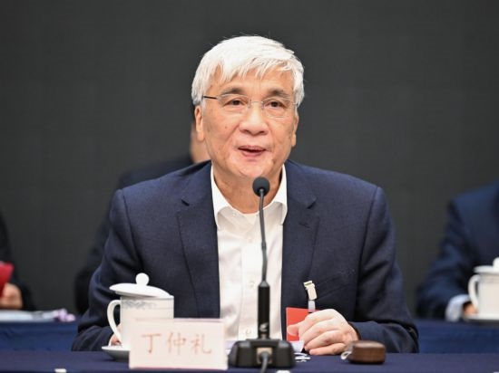 全國(guó)人大常委會(huì)副委員長(zhǎng)、歐美同學(xué)會(huì)會(huì)長(zhǎng)丁仲禮作工作報(bào)告