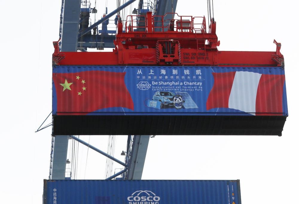 2024年11月14日，在秘魯首都利馬以北的錢凱港，岸邊智能化設(shè)備吊裝集裝箱。
