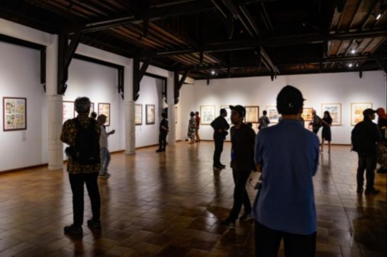 觀眾參觀“東盟-中國人文交流年”漫畫大賽展覽。記者 徐欽 攝