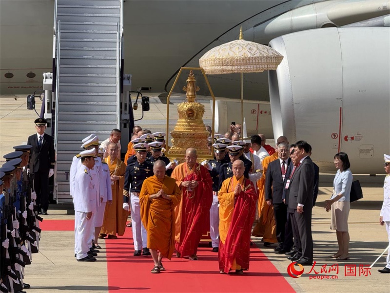 北京靈光寺佛牙舍利抵達(dá)泰國(guó)曼谷廊曼軍用機(jī)場(chǎng)。人民網(wǎng)記者章念生攝