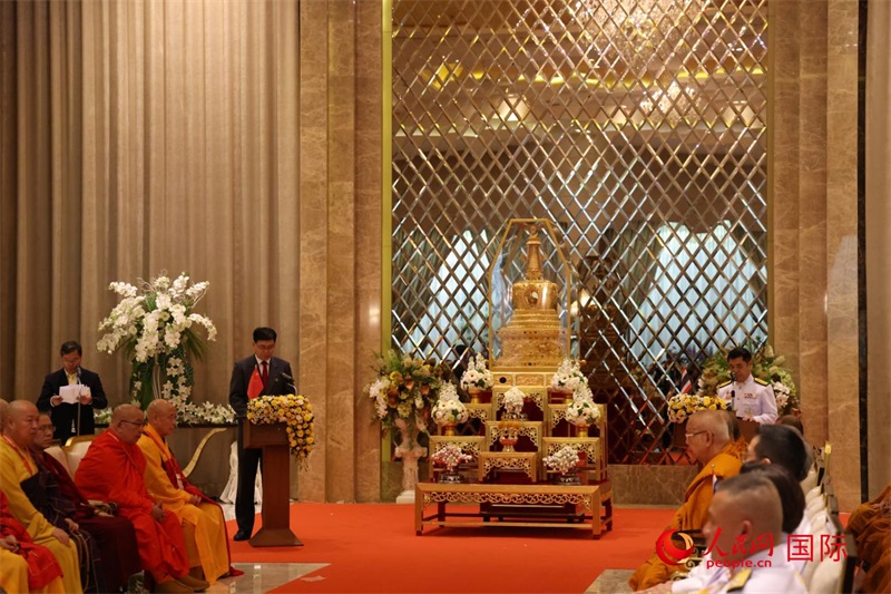 中泰兩國(guó)代表在曼谷廊曼軍用機(jī)場(chǎng)舉辦的迎請(qǐng)儀式上致辭。人民網(wǎng)記者楊一攝