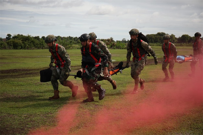 中印尼雙方空降兵隊(duì)員空降至指定地域后，迅速展開(kāi)“傷病員”救治和轉(zhuǎn)移。段江山攝