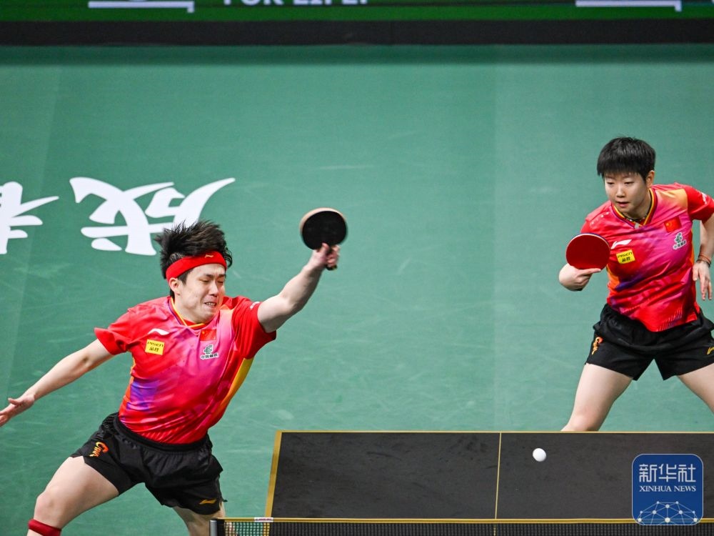 ↑中國隊組合王楚欽（左）/孫穎莎在混雙比賽中。新華社記者 王曦 攝