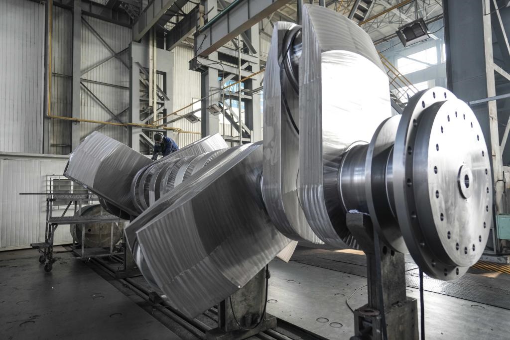 2024年1月11日，工人在大連華銳船用曲軸有限公司加工車間加工產(chǎn)品。新華社記者 潘昱龍 攝