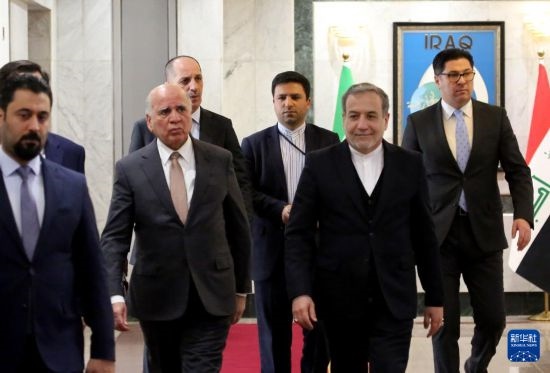 12月6日，伊拉克副總理兼外長(zhǎng)侯賽因（中左）在巴格達(dá)會(huì)見伊朗外長(zhǎng)阿拉格齊（中右）。新華社發(fā)（哈利勒·達(dá)伍德攝）