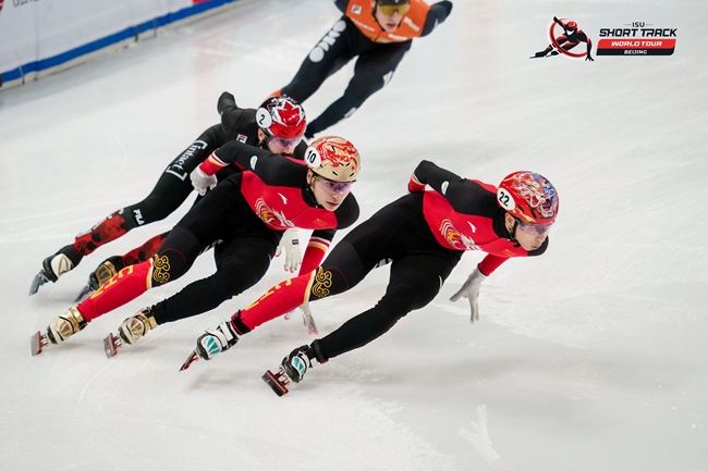 中國選手孫龍(右一)、劉少昂(右二)在比賽中。賽事組委會供圖