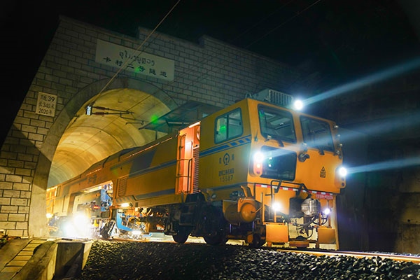 中老鐵路瑯勃拉邦維保管理中心的中老員工共同作業(yè)。周星攝