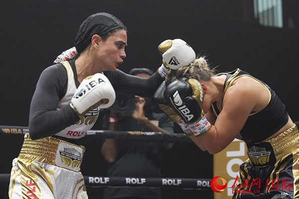 來自伊朗和羅馬尼亞的女選手進(jìn)行了墊場(chǎng)賽。人民網(wǎng) 塔里克·易卜拉欣攝