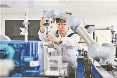 廣東省深圳市科研人員在實驗室調(diào)試智能機器人。視覺中國供圖