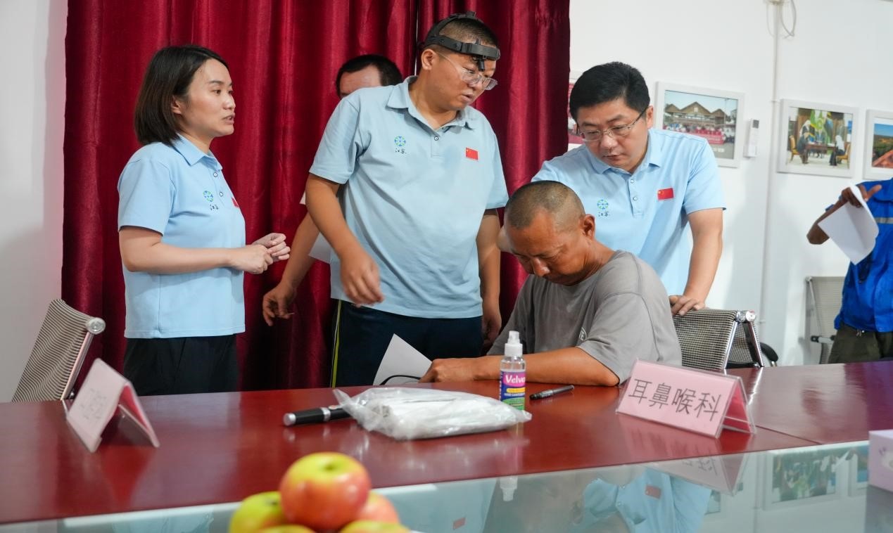 醫(yī)療隊專家診療現(xiàn)場。中國土木供圖