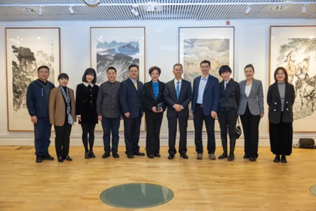 中國(guó)駐瑞典大使崔愛民與畫展主辦方人員合影。中國(guó)駐瑞典大使館供圖