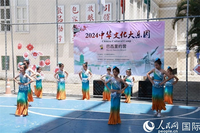 傣族舞蹈《金色的孔雀》以優(yōu)美的動作贏得觀眾喝彩。人民網(wǎng)記者 陳海琪攝