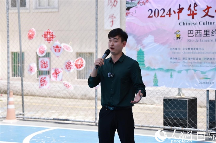 歌曲《故鄉(xiāng)的云》喚起了在外游子對故鄉(xiāng)的懷念。人民網(wǎng)記者 陳海琪攝