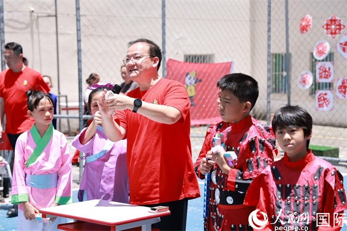 趣味數(shù)學(xué)節(jié)目以富有創(chuàng)意的數(shù)字游戲和魔尺變幻為亮點，激發(fā)了孩子們的數(shù)學(xué)思維與想象力。人民網(wǎng)記者 陳海琪攝