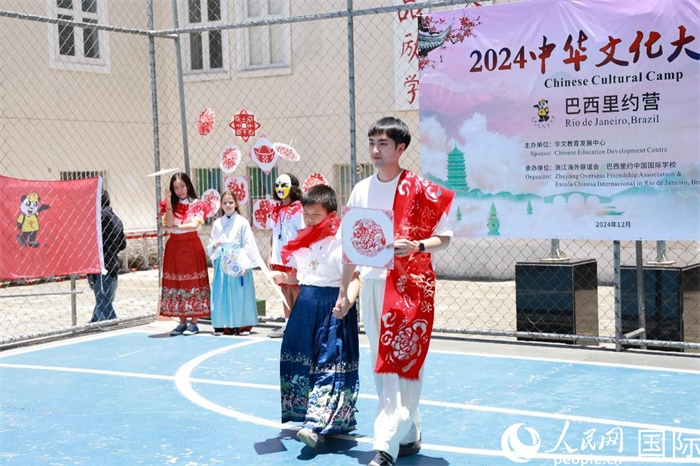 《SHOW美中華》通過國風(fēng)服飾走秀，將傳統(tǒng)文化與現(xiàn)代創(chuàng)意完美結(jié)合。人民網(wǎng)記者 陳海琪攝