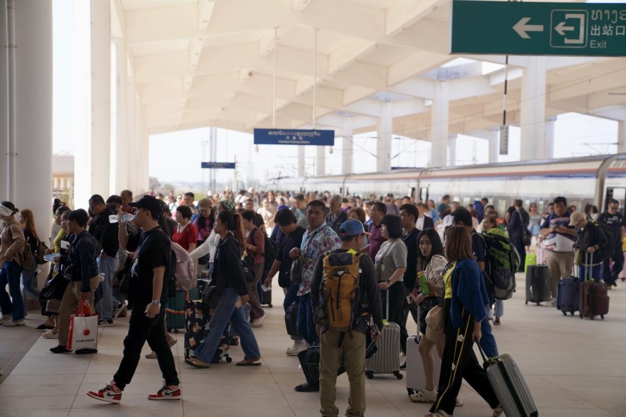 在中老鐵路萬象站，客運(yùn)列車抵達(dá)后旅客出站。老中鐵路有限公司供圖