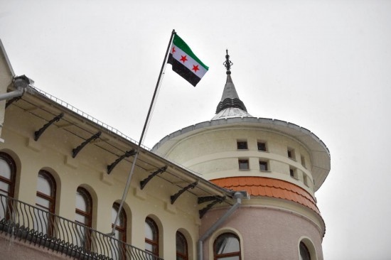 12月9日，在俄羅斯首都莫斯科，敘利亞駐俄羅斯使館升起代表敘利亞反對派的旗幟。新華社發(fā)（亞歷山大攝）