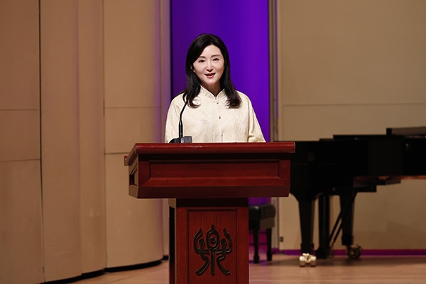 中央音樂學院黨委書記、中國民族管弦樂學會胡琴專業(yè)委員會會長于紅梅致辭。中國民族管弦樂學會胡琴專業(yè)委員會供圖