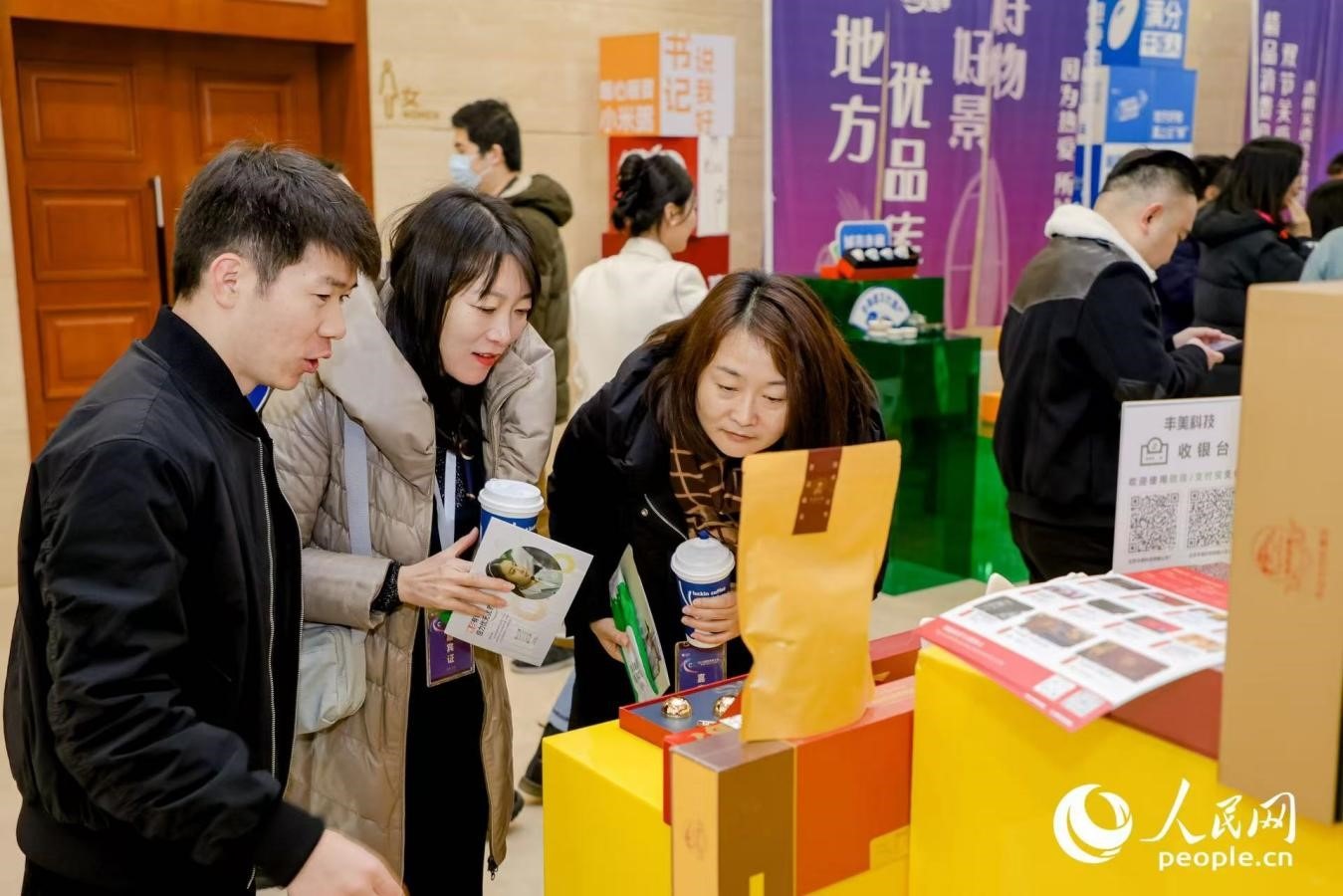 “精品消費(fèi)月·雙節(jié)關(guān)愛季”專項(xiàng)工作首站活動現(xiàn)場。