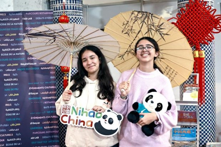 兩名女孩在合影。拉巴特中國文化中心供圖