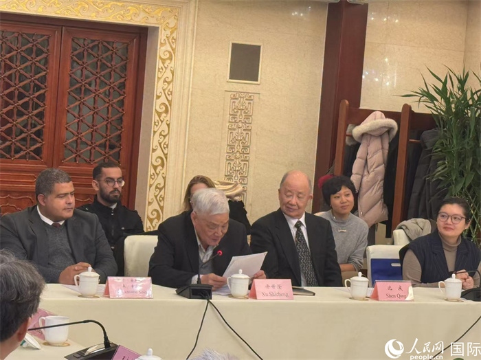 老一輩赴古留學生代表徐世澄在座談會上發(fā)言。人民網(wǎng)記者 趙健攝