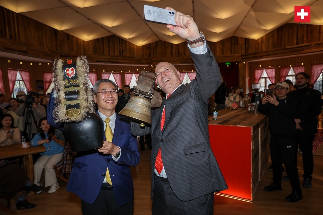 瑞士駐華大使白瑞誼與北京市西城區(qū)委副書記、代區(qū)長郅海杰搖響瑞士牛鈴，共同為小木屋揭幕。瑞士駐華大使館供圖