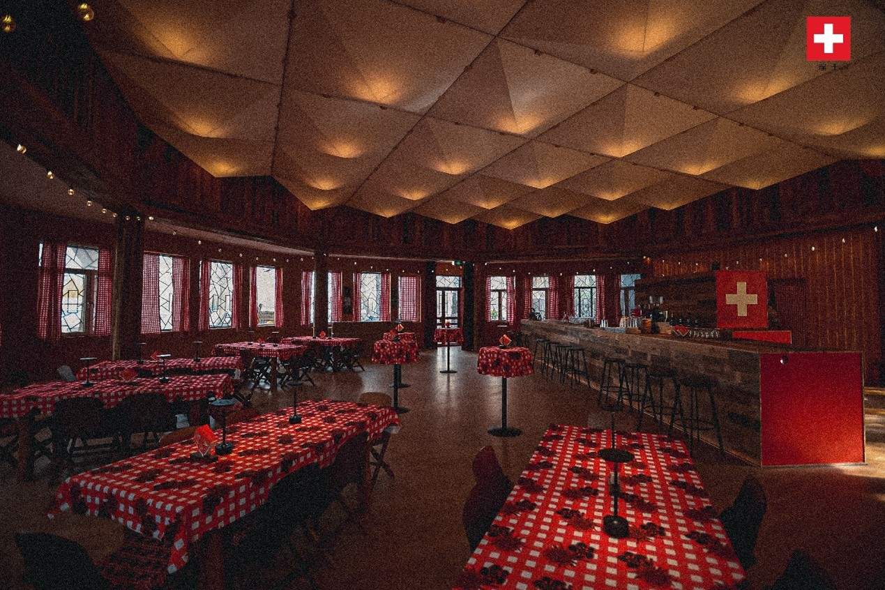 瑞士小木屋內(nèi)飾采用瑞士紅、森林棕與雪山白三種主色調(diào)，營造出自然與現(xiàn)代交融的氛圍。瑞士使館供圖