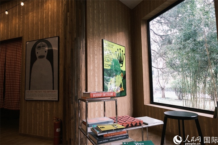 小木屋室內(nèi)一角體現(xiàn)出時尚簡約的瑞士元素。人民網(wǎng) 實習(xí)生黃睿攝