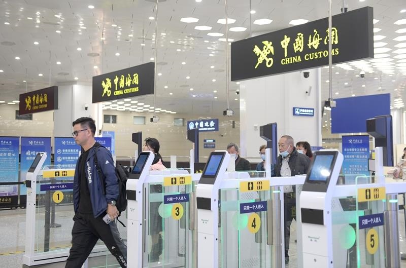 △2024年2月29日，旅客從橫琴口岸過關。