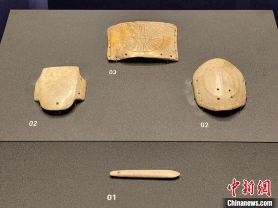 12月14日，“文明先鋒—凌家灘文化玉器展”在故宮博物院文華殿開幕。圖為展覽現(xiàn)場的玉龜、玉版和玉簽。 中新社記者 應(yīng)妮 攝