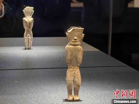 12月14日，“文明先鋒—凌家灘文化玉器展”在故宮博物院文華殿開幕。圖為展覽現(xiàn)場的立姿玉人。 中新社記者 應(yīng)妮 攝