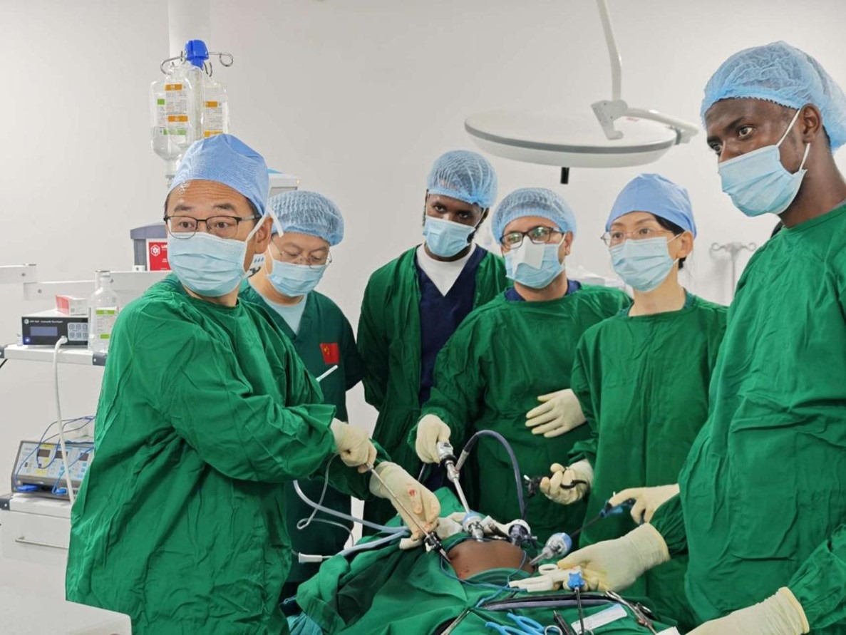 中外醫(yī)師合作進(jìn)行腹腔鏡手術(shù)。中國援桑醫(yī)療隊(duì)供圖